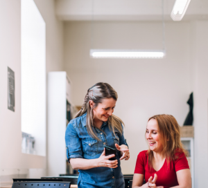 2 femmes qui échangent en LSF